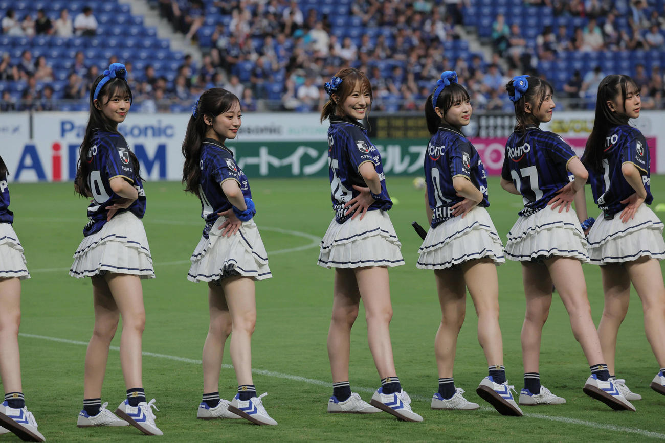 G大阪対横浜FC戦を前にパフォーマンスを披露したMBS「ガンバTV～青と黒～」の番組MCを務めるNMB48小嶋花梨（中央）ら（撮影・宮崎幸一）
