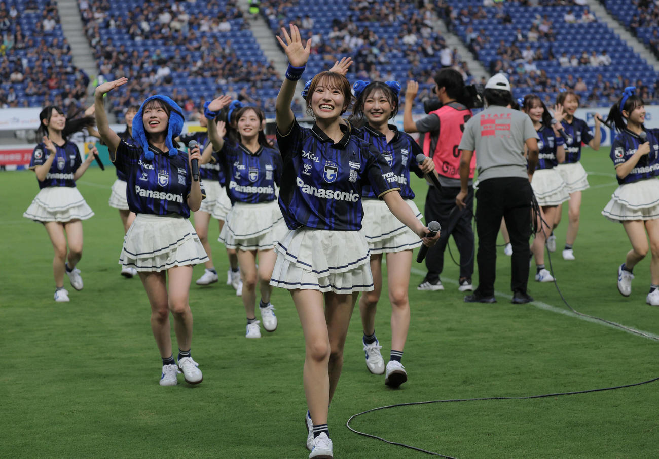 G大阪対横浜FC戦を前にパフォーマンスを披露したMBS「ガンバTV～青と黒～」の番組MCを務めるNMB48小嶋花梨（中央）ら（撮影・宮崎幸一）
