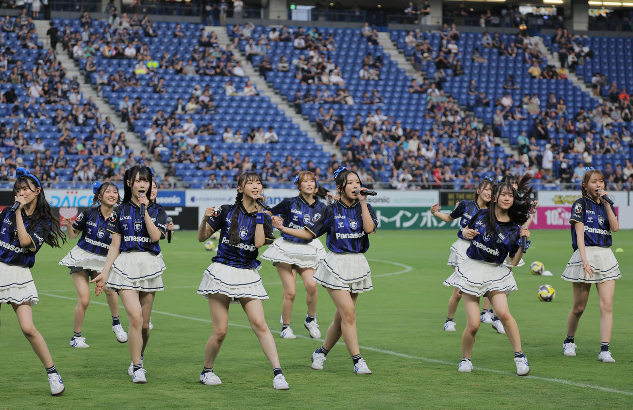 G大阪対横浜FC戦を前にパフォーマンスを披露したNMB48（撮影・宮崎幸一）