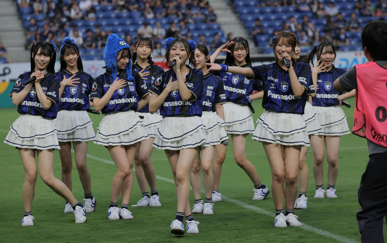 G大阪対横浜FC戦を前にパフォーマンスを披露したNMB48（撮影・宮崎幸一）