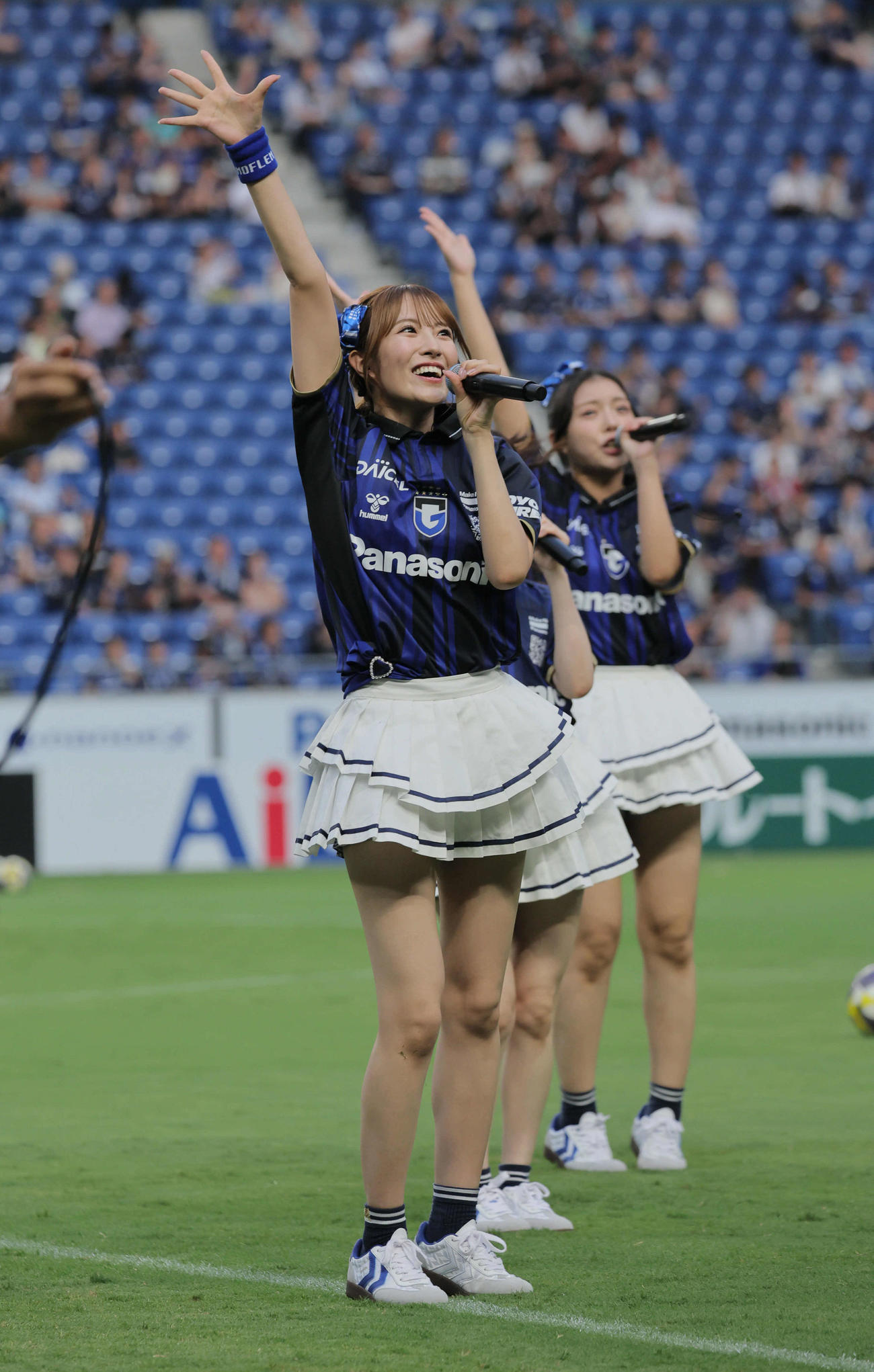 G大阪対横浜FC戦を前にパフォーマンスを披露したMBS「ガンバTV～青と黒～」の番組MCを務めるNMB48小嶋花梨ら（撮影・宮崎幸一）