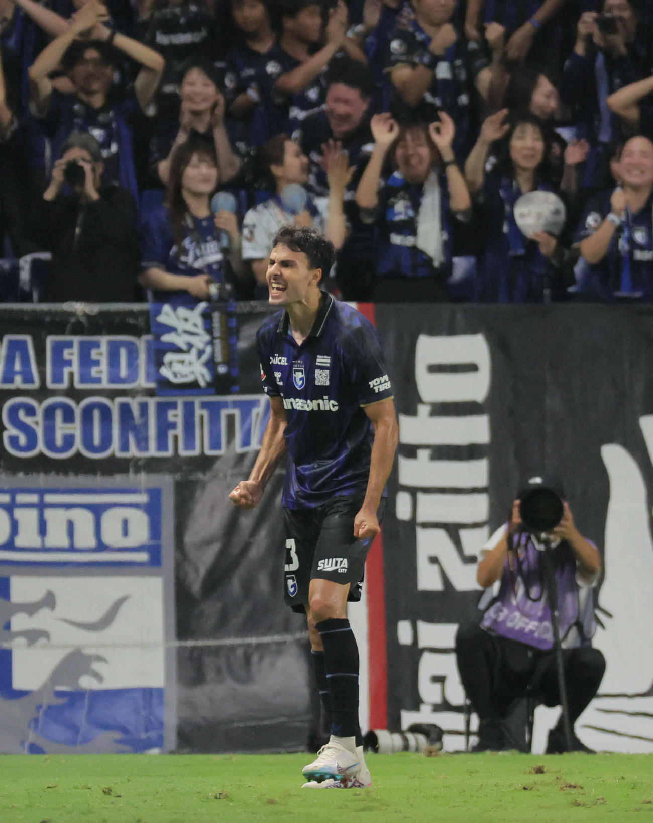 G大阪対横浜FC　前半、G大阪ヒュメットは同点ゴールを決めてガッツポーズ（撮影・宮崎幸一）