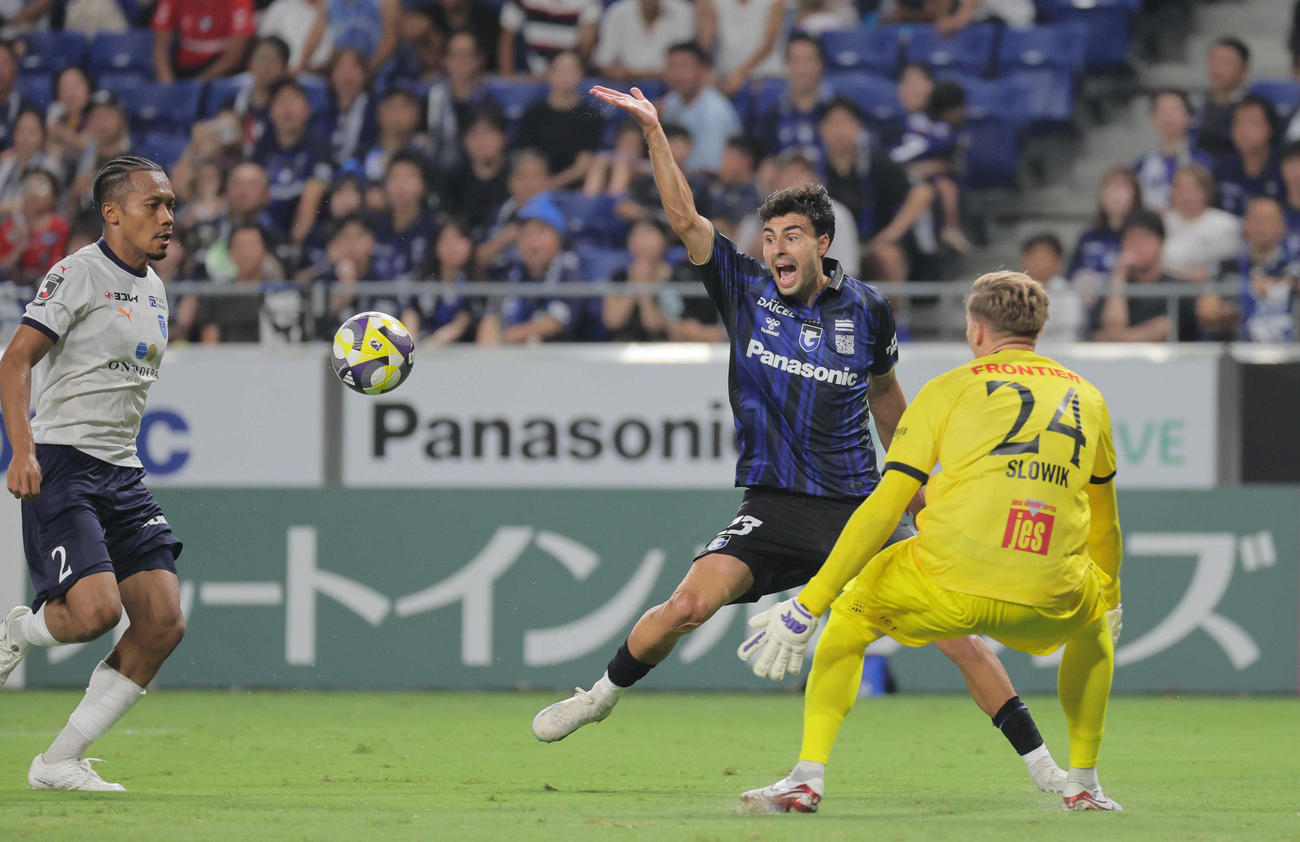 G大阪対横浜FC　後半、G大阪ヒュメット（中央）が攻め込む際、横浜FCンドカ（左）のハンドでPKとなる（撮影・宮崎幸一）
