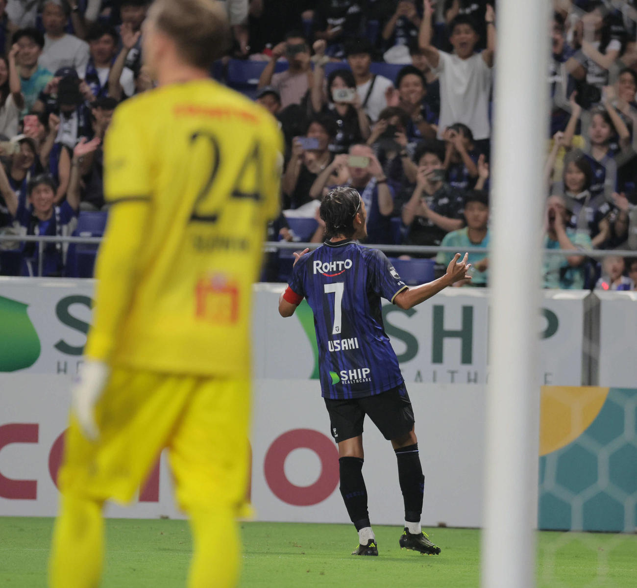 G大阪対横浜FC　後半、G大阪宇佐美貴史は勝ち越しのPKを決める（撮影・宮崎幸一）