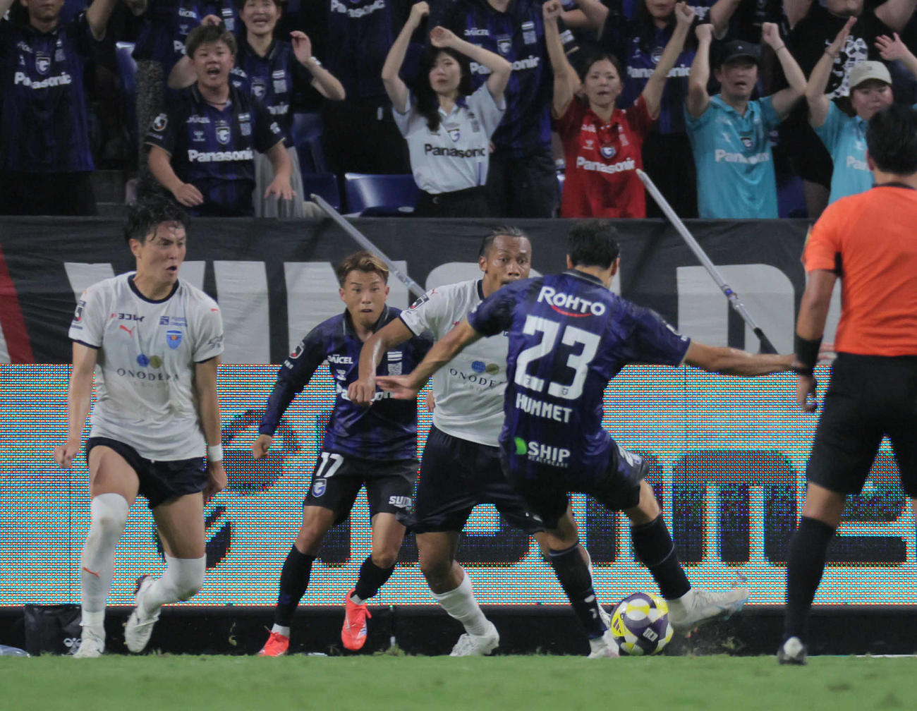 G大阪対横浜FC　前半、G大阪ヒュメット（右）は同点ゴールを決める（撮影・宮崎幸一）