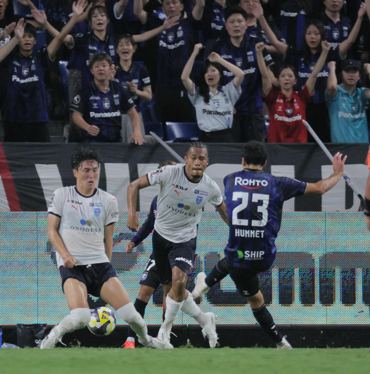 G大阪対横浜FC　前半、G大阪ヒュメット（右）は同点ゴールを決める（撮影・宮崎幸一）