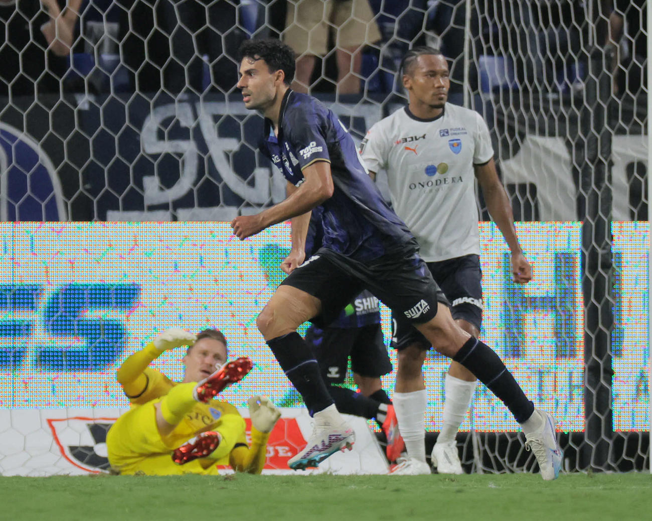 G大阪対横浜FC　前半、G大阪ヒュメットは同点ゴールを決めて駆け出す（撮影・宮崎幸一）