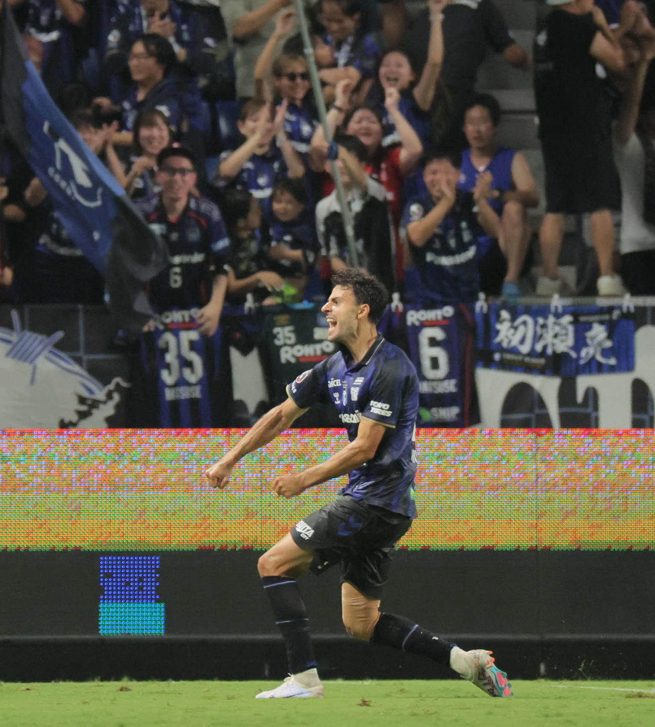 G大阪対横浜FC　前半、G大阪ヒュメットは同点ゴールを決めてガッツポーズ（撮影・宮崎幸一）