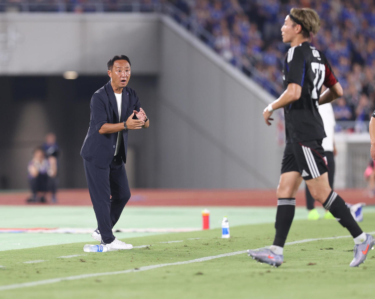 横浜対町田　前半、戦況を見守る町田黒田監督（撮影・水谷安孝）