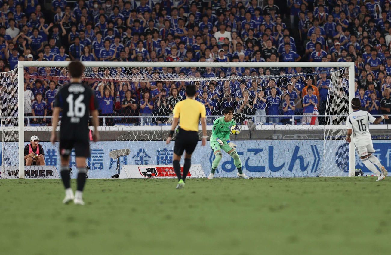 横浜対町田　後半、懸命にゴールを守る町田GK谷（撮影・水谷安孝）
