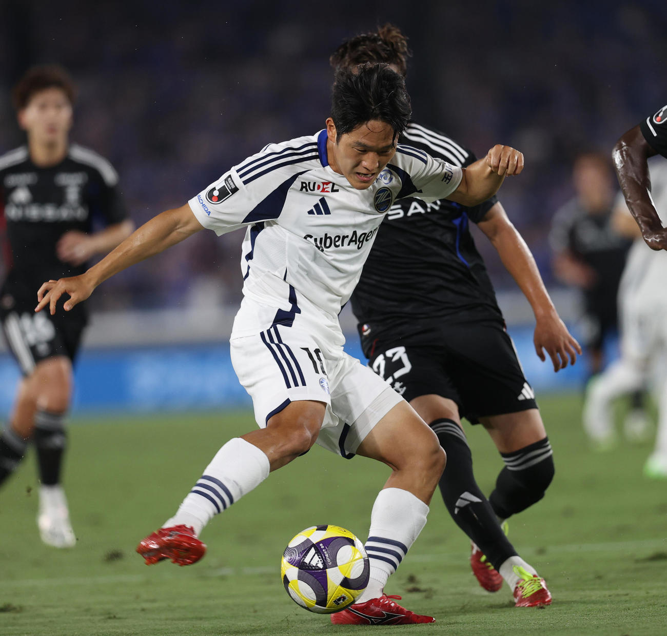 横浜対町田　後半、シュートを放つ町田ナ・サンホ（撮影・水谷安孝）