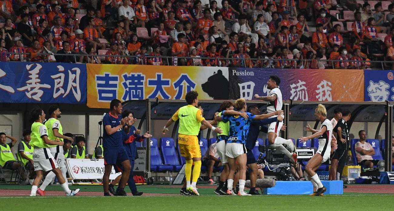 1－1の後半42分に勝ち越し点を決めた鹿島レオ・セアラ（右から2人目）（撮影・小林忠）