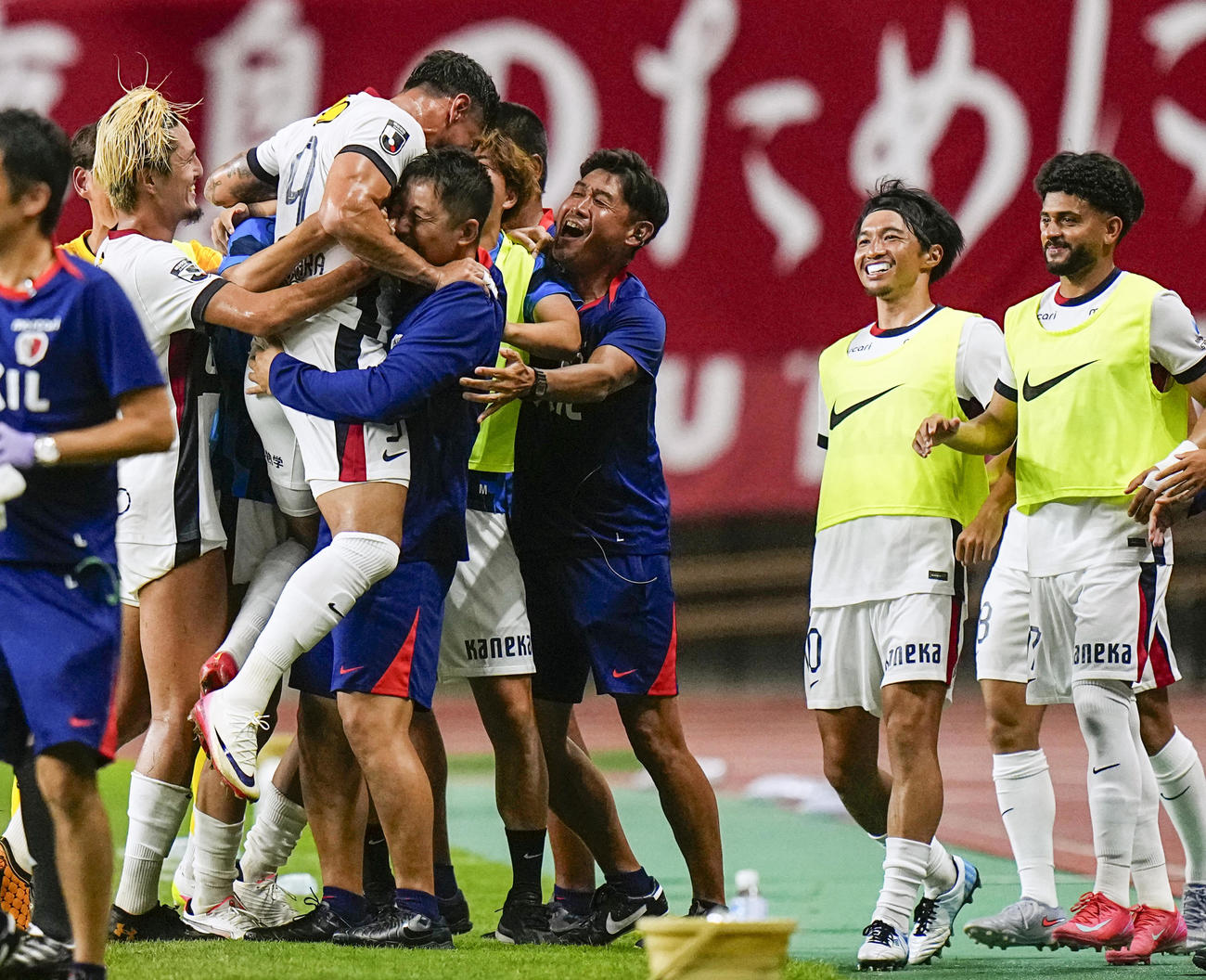 新潟―鹿島　後半、チーム2点目のゴールを決めたレオセアラ（左上）を祝福する鹿島の選手ら（共同）