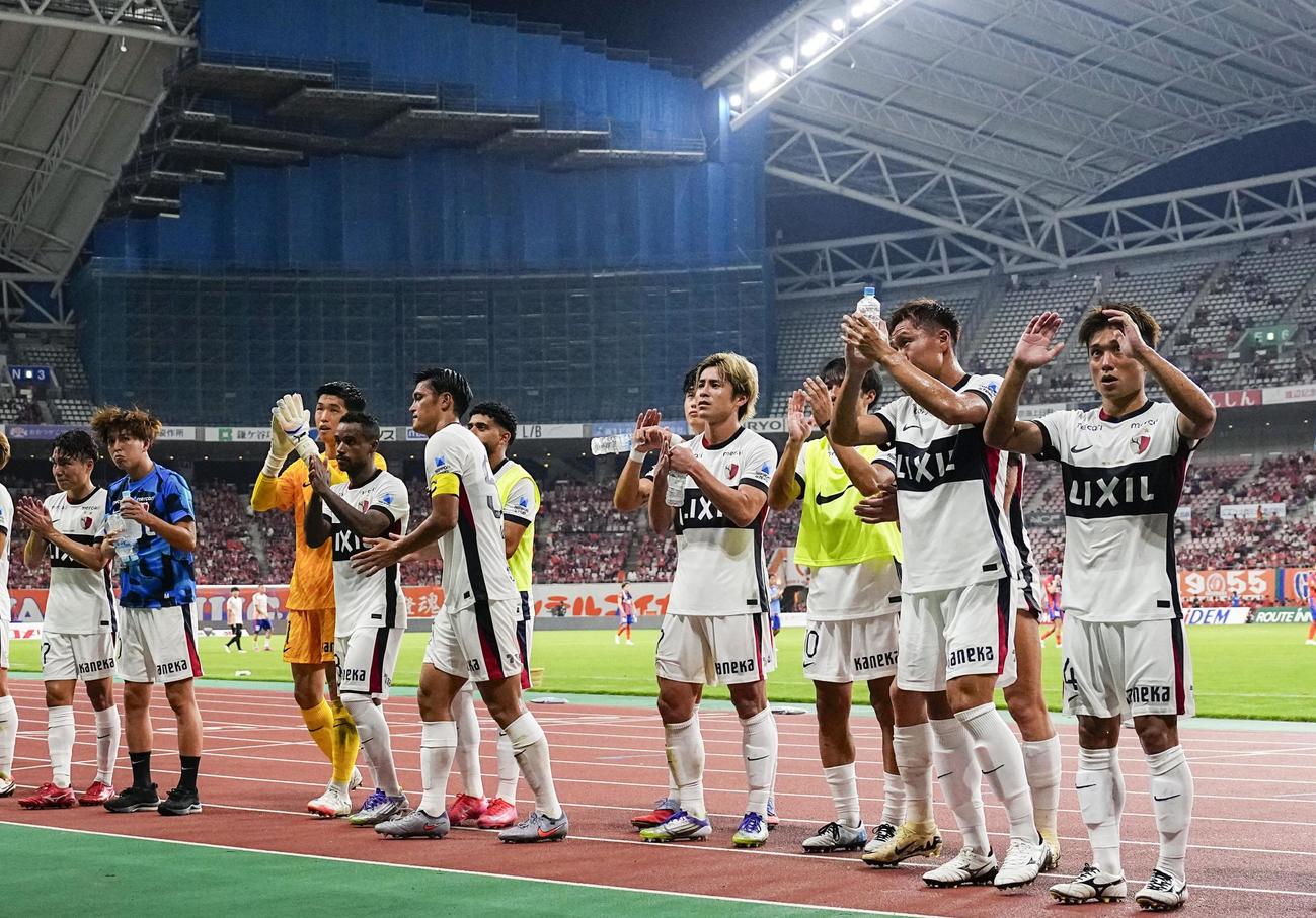 新潟に競り勝ち、サポーターにあいさつする鹿島の選手たち（共同）