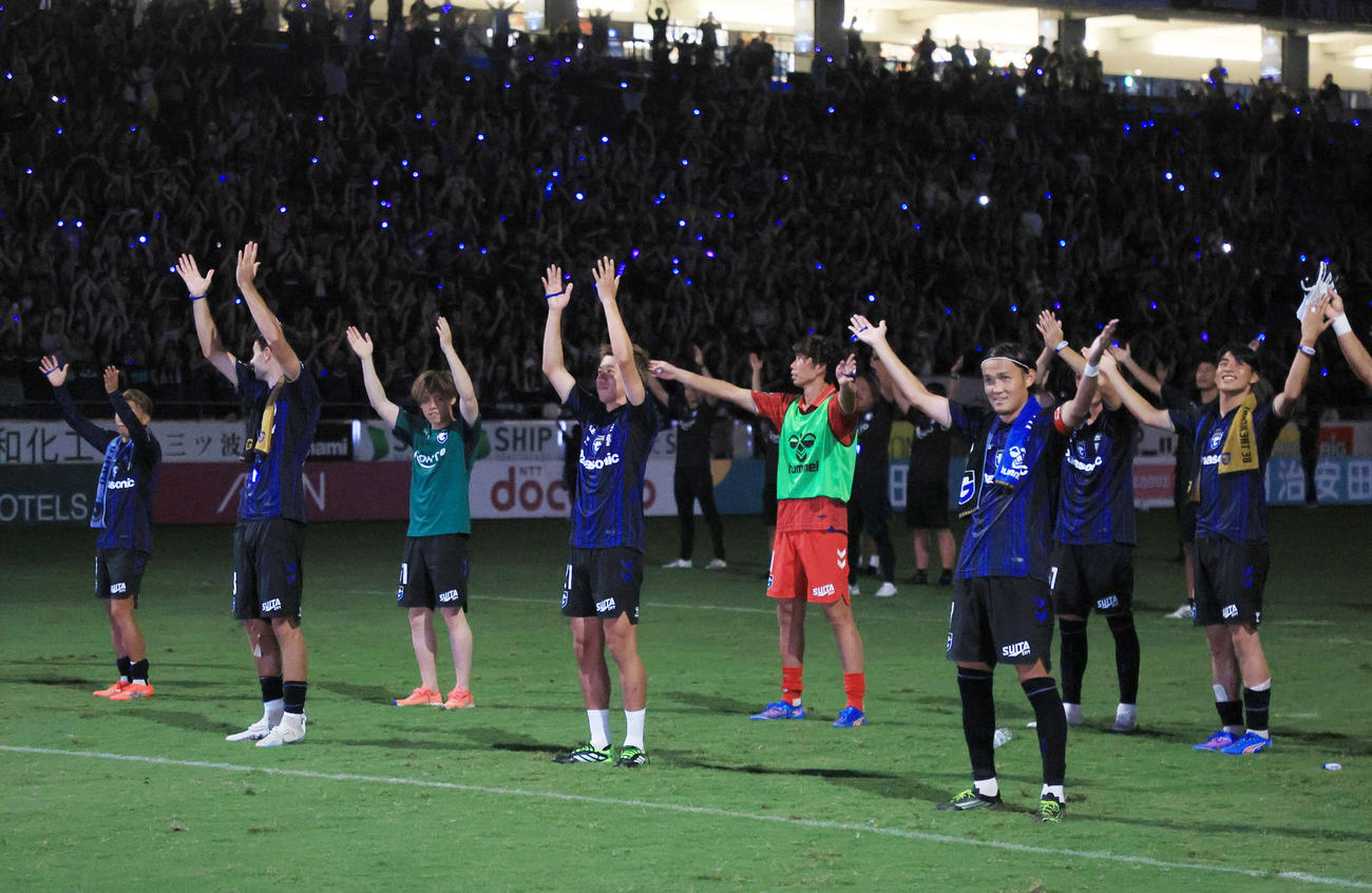 G大阪対横浜FC　勝利のセレモニーを行う、左からG大阪ヒュメット、初瀬亮、宇佐美貴史（撮影・宮崎幸一）