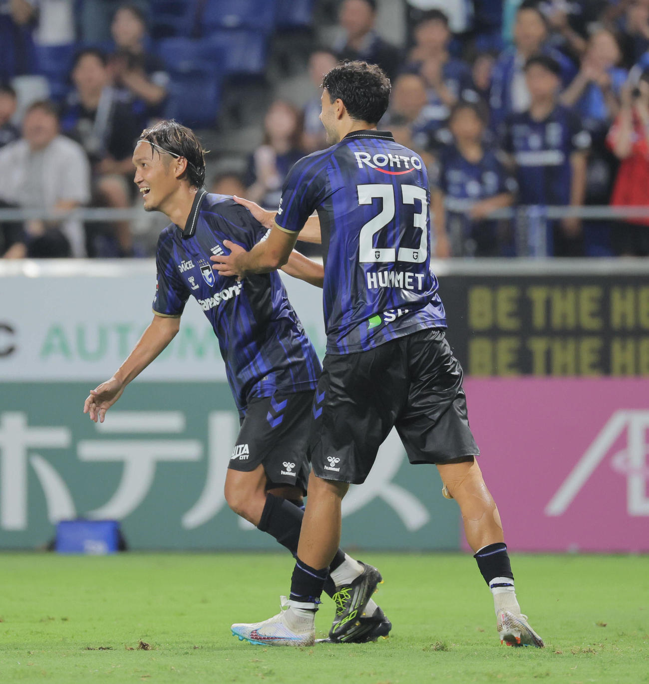 G大阪対横浜FC　後半、G大阪宇佐美貴史はヒュメットからのエンドラインギリギリからのパスで2点目のゴールを決め、シューズキスで迎える（撮影・宮崎幸一）