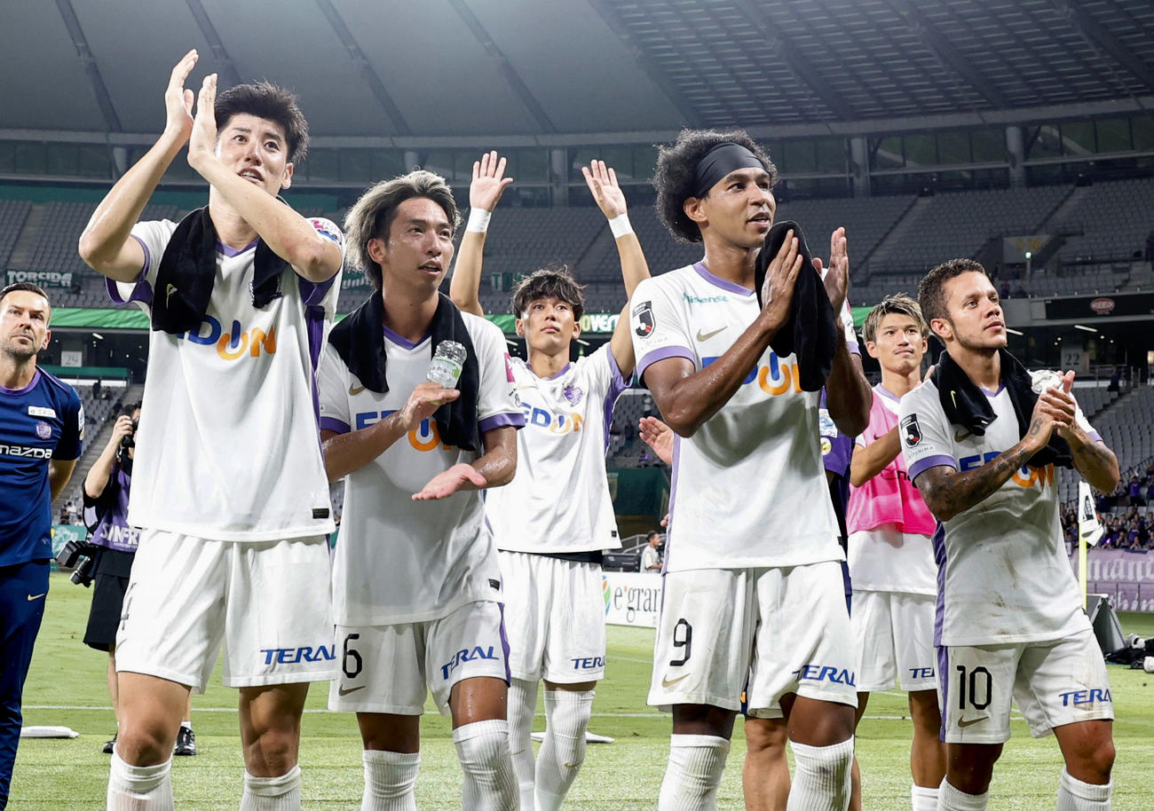 東京Vに快勝し、サポーターと喜びを分かち合うジャーメイン（右から3人目）ら広島の選手たち（共同）