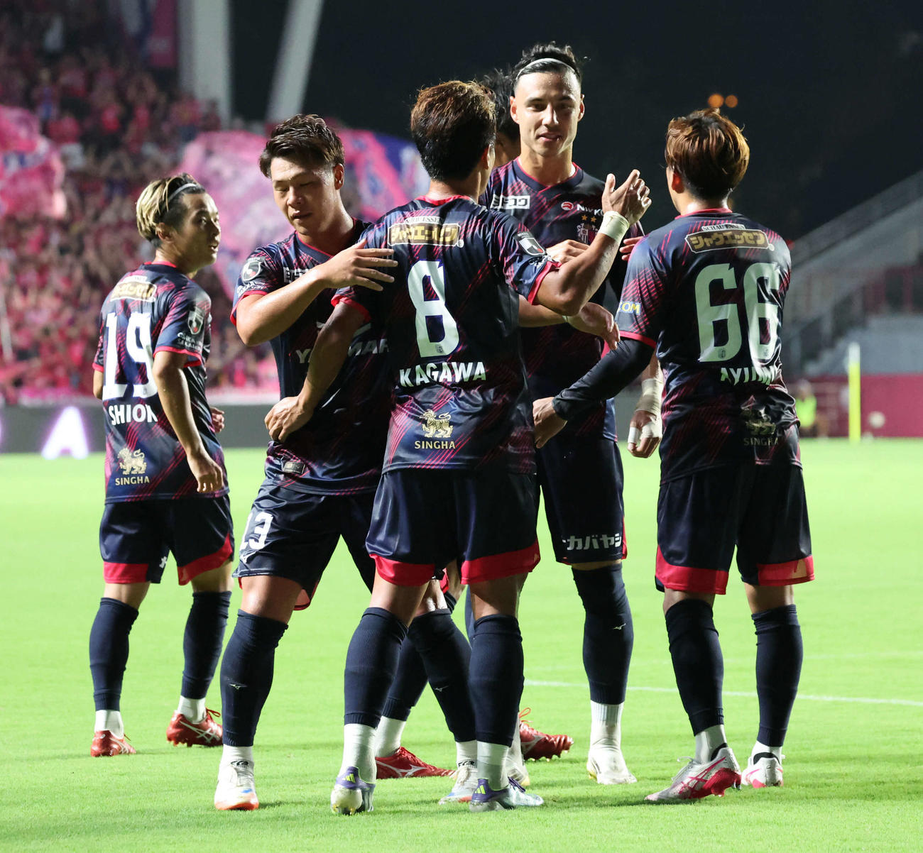 C大阪対神戸　前半、ゴールを決めたC大阪香川に集まって祝福するイレブン（撮影・西尾就之）