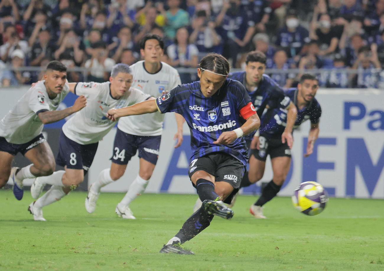 G大阪対横浜FC　後半、G大阪宇佐美は勝ち越しのPKを決める（撮影・宮崎幸一）