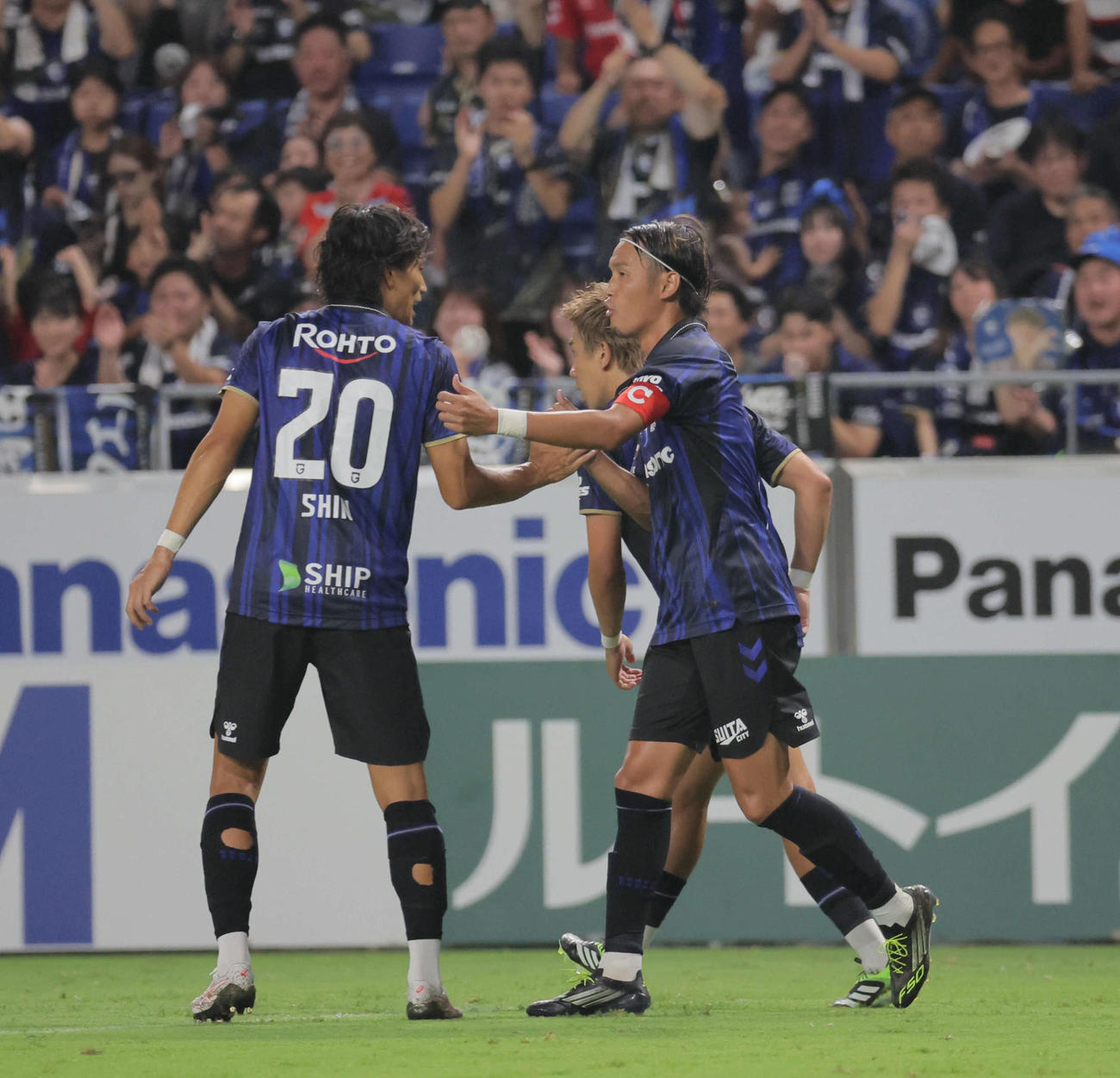 G大阪対横浜FC　後半、G大阪宇佐美（右）は勝ち越しのPKを決める（撮影・宮崎幸一）