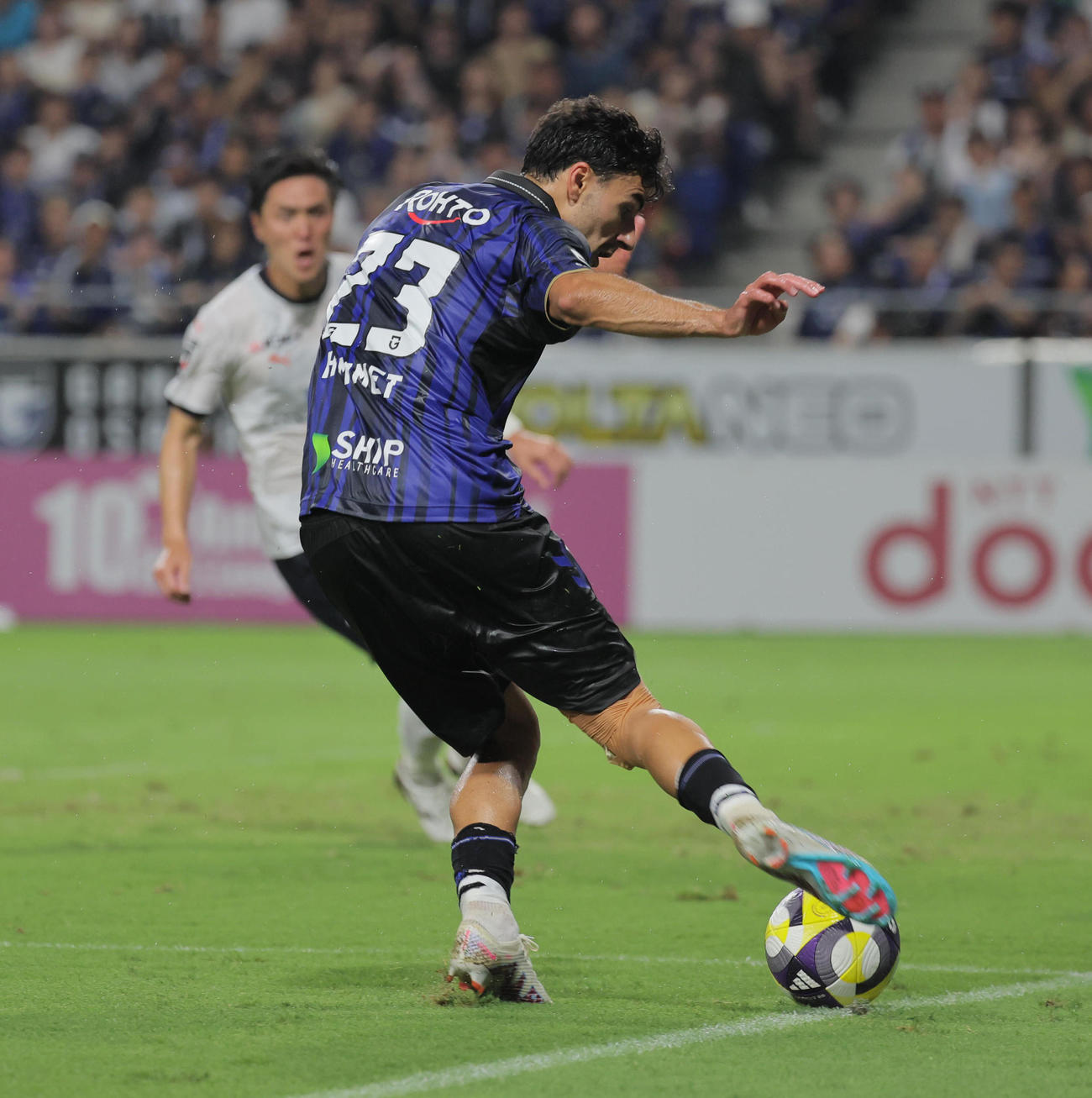 G大阪対横浜FC　後半、G大阪デニス・ヒュメットはエンドラインギリギリで宇佐美貴史にパスを出す（撮影・宮崎幸一）