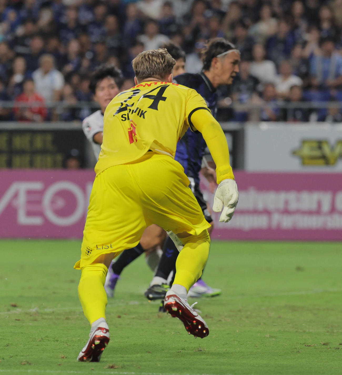 G大阪対横浜FC　後半、G大阪宇佐美貴史はヒュメットからのエンドラインギリギリからのパスを受け、2点目のゴールを奪う（撮影・宮崎幸一）