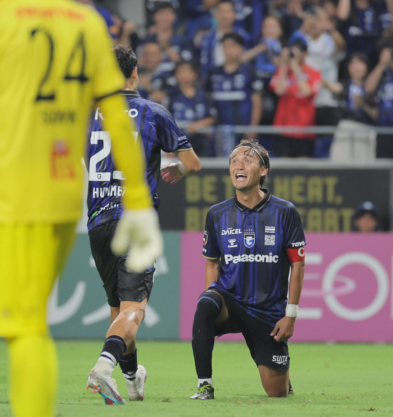 G大阪対横浜FC　後半、G大阪宇佐美貴史はヒュメットからのエンドラインギリギリからのパスで2点目のゴールを決め、シューズキスで迎える（撮影・宮崎幸一）