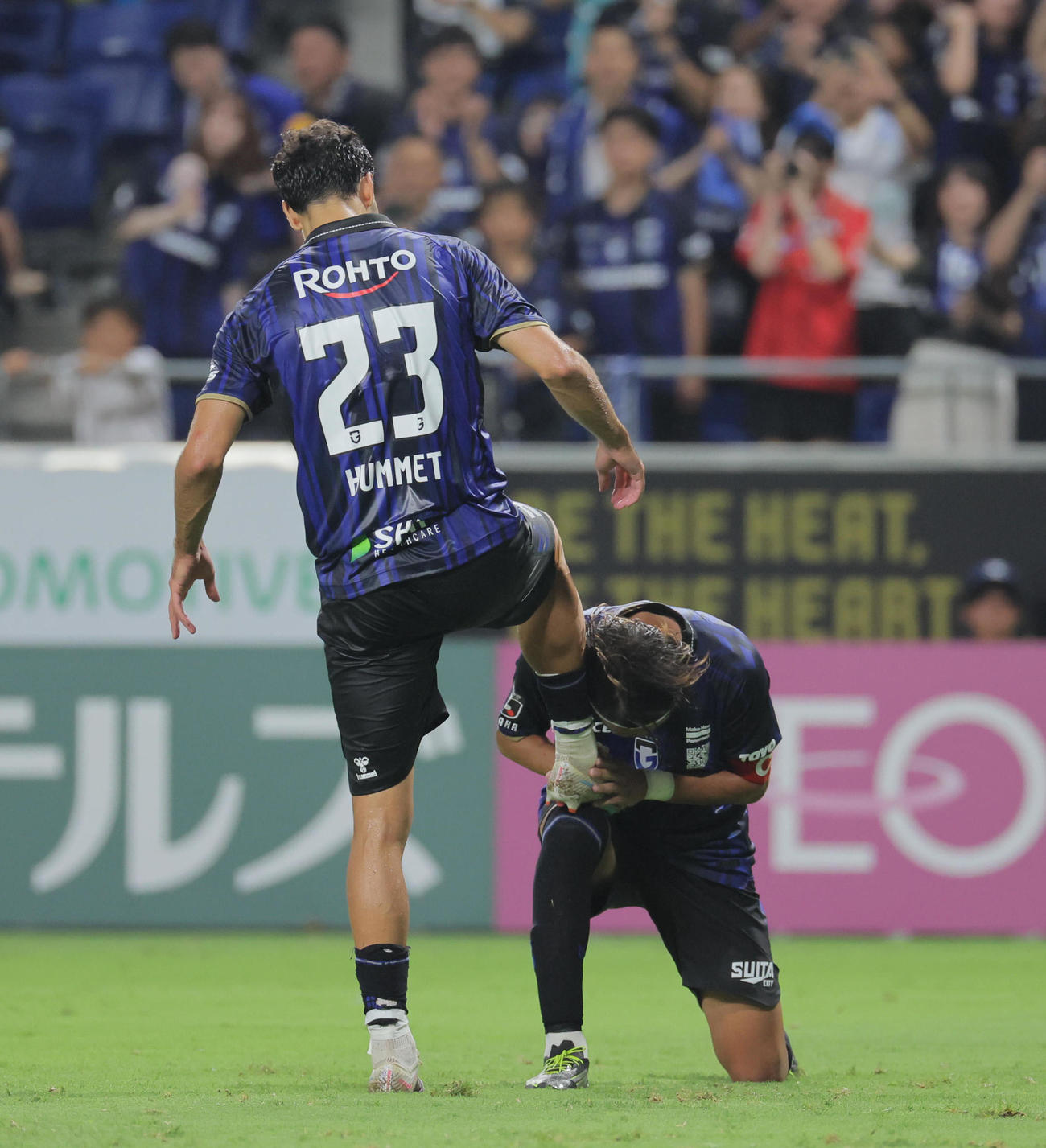 G大阪対横浜FC　後半、G大阪宇佐美貴史はヒュメットからのエンドラインギリギリからのパスで2点目のゴールを決め、シューズキスで迎える（撮影・宮崎幸一）