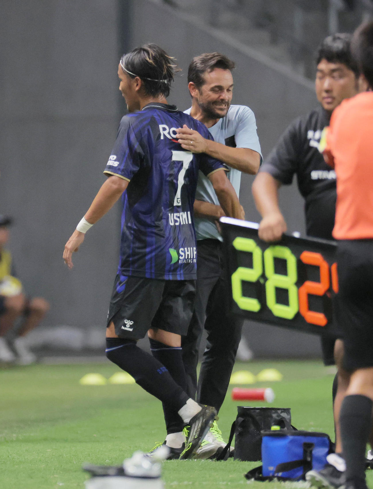 G大阪対横浜FC　後半、G大阪宇佐美貴史（左）は交代を告げられ、ボヤトス監督に迎えられる（撮影・宮崎幸一）