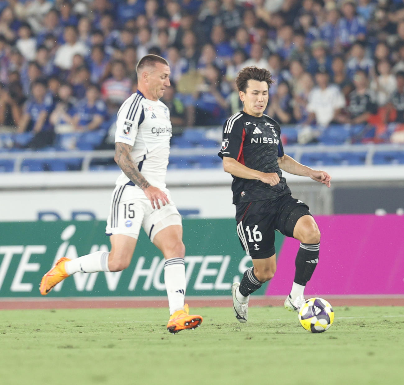 横浜対町田　前半、ボールを奪い合う横浜加藤（右）と町田デューク（撮影・水谷安孝）