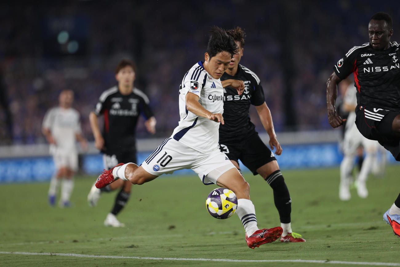 横浜対町田　後半、シュートを放つ町田ナ・サンホ（撮影・水谷安孝）