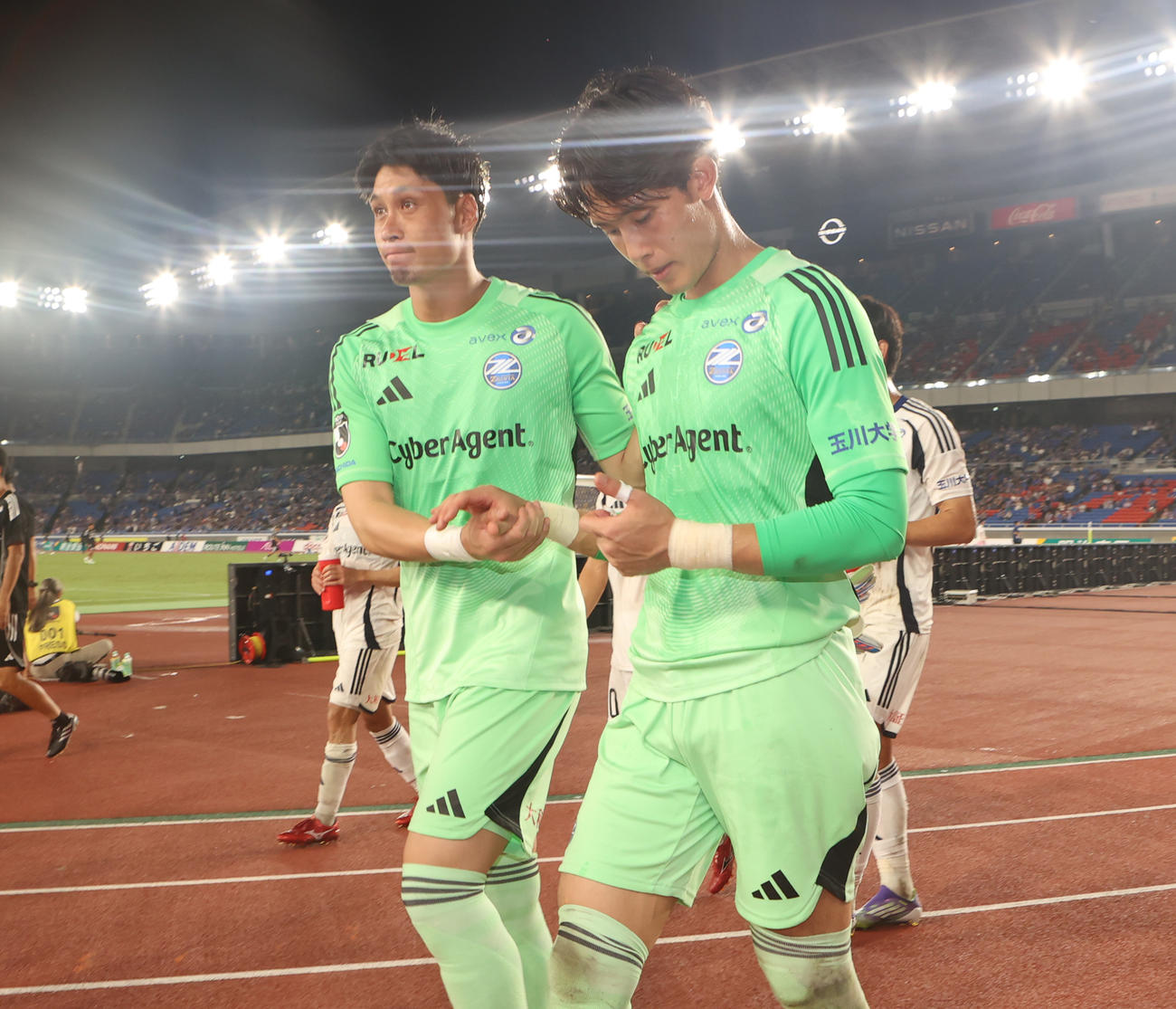 横浜対町田　完封した町田GK谷（右）は町田GK守田にねぎらわれる（撮影・水谷安孝）