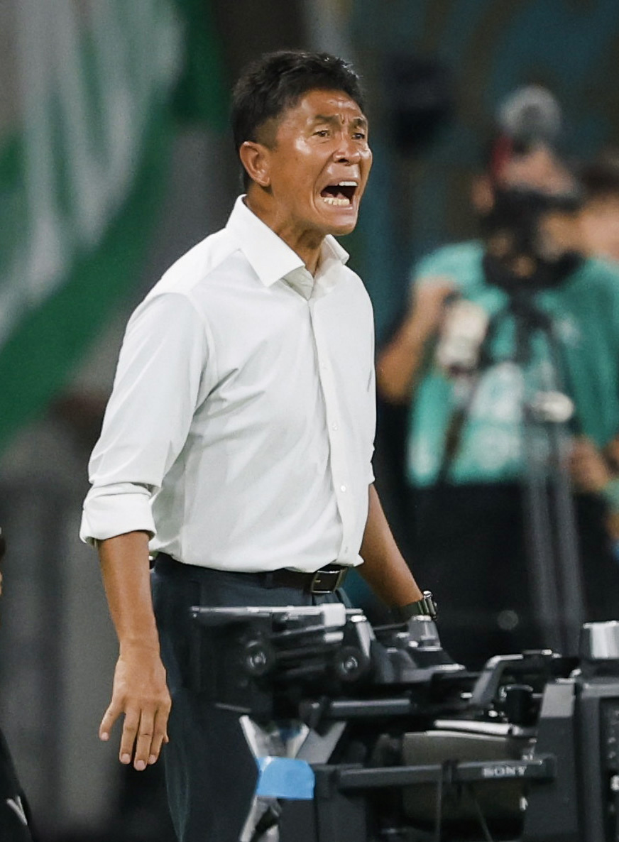 東京V―広島　後半、指示を出す東京V・城福監督（共同）