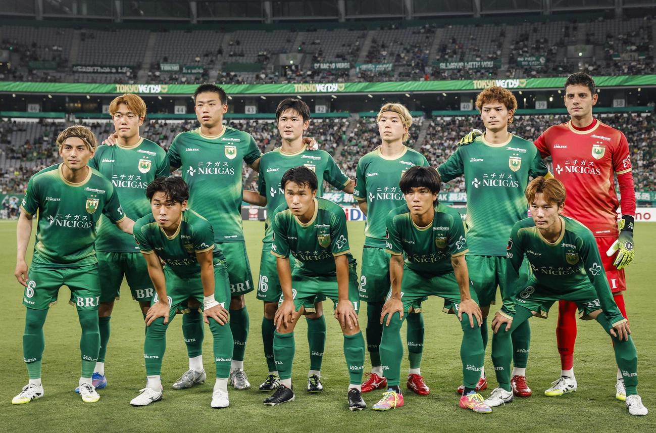 広島戦に臨む東京Vイレブン（共同）