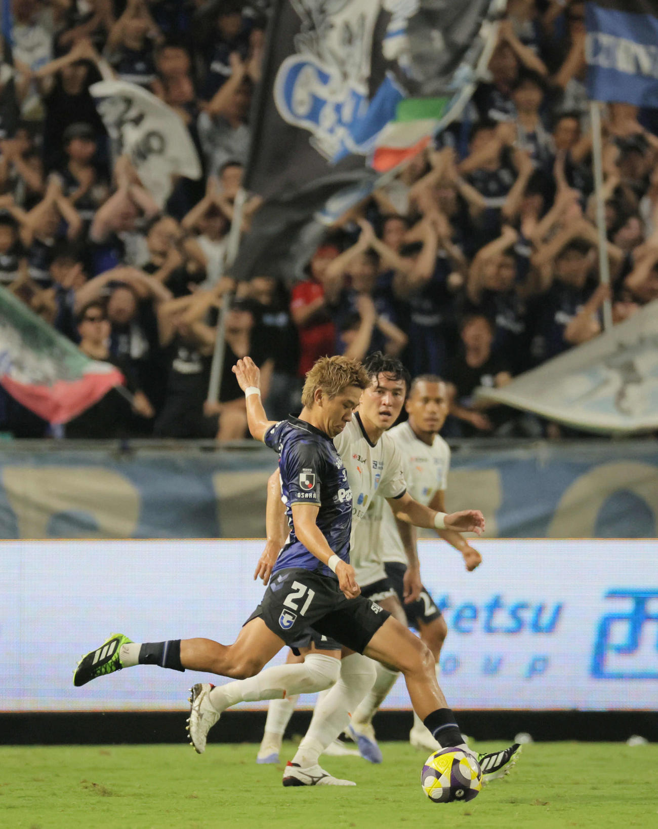 G大阪対横浜FC　攻め込むG大阪初瀬亮（撮影・宮崎幸一）