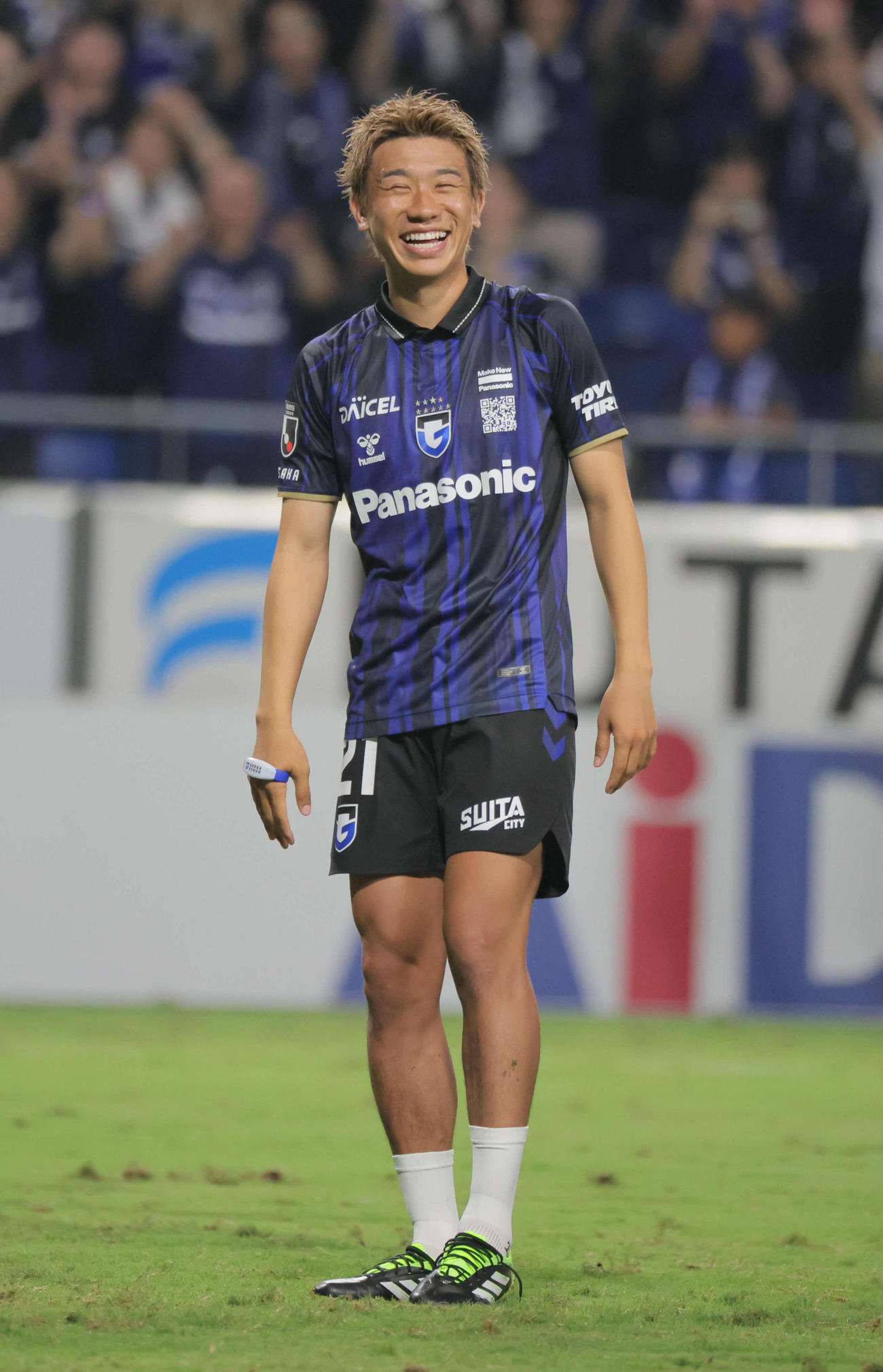 G大阪対横浜FC　試合を終えて笑顔を見せるG大阪初瀬亮（撮影・宮崎幸一）