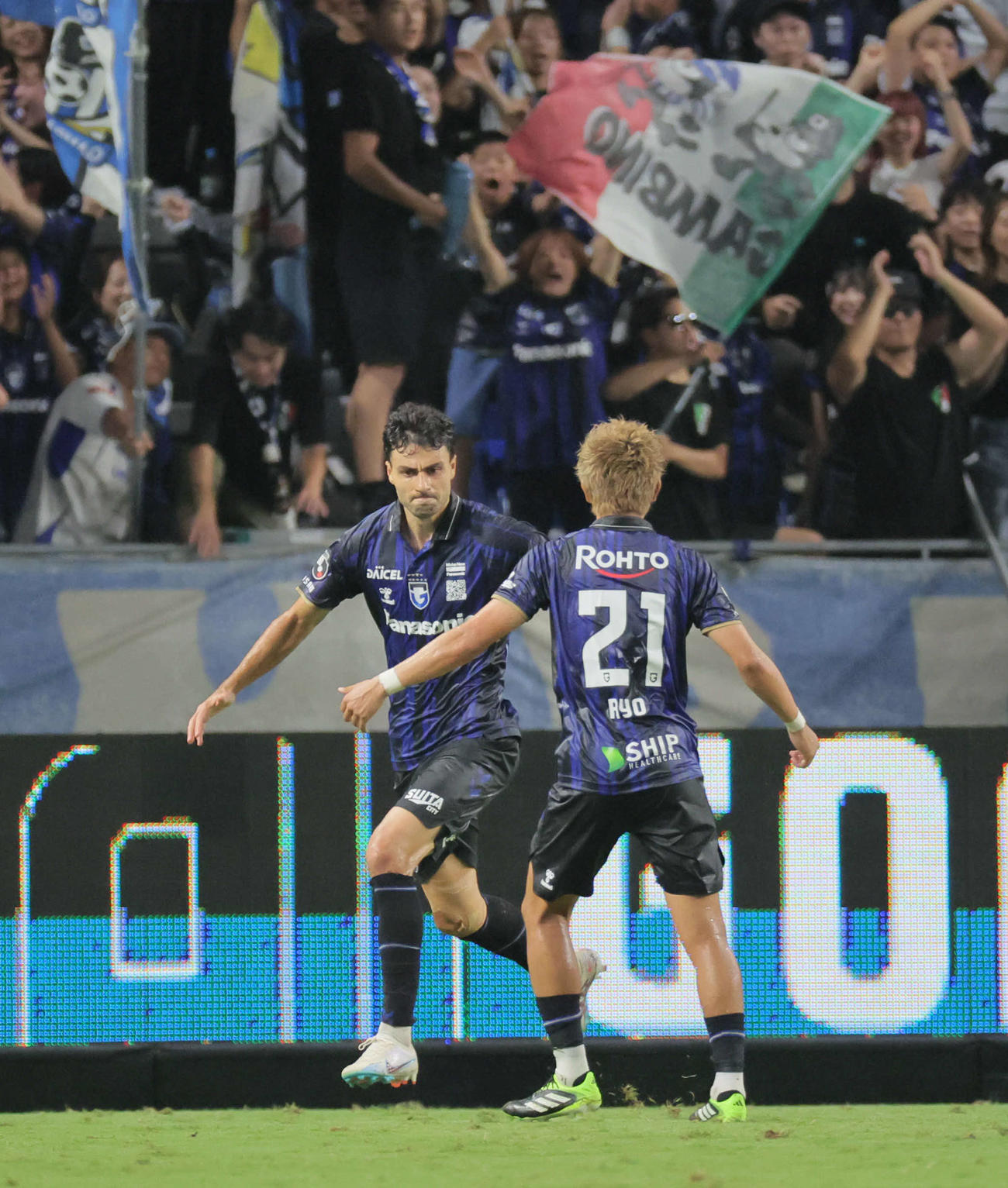 G大阪対横浜FC　前半、G大阪ヒュメットは同点ゴールを決めて駆け出す。手前は初瀬亮（撮影・宮崎幸一）