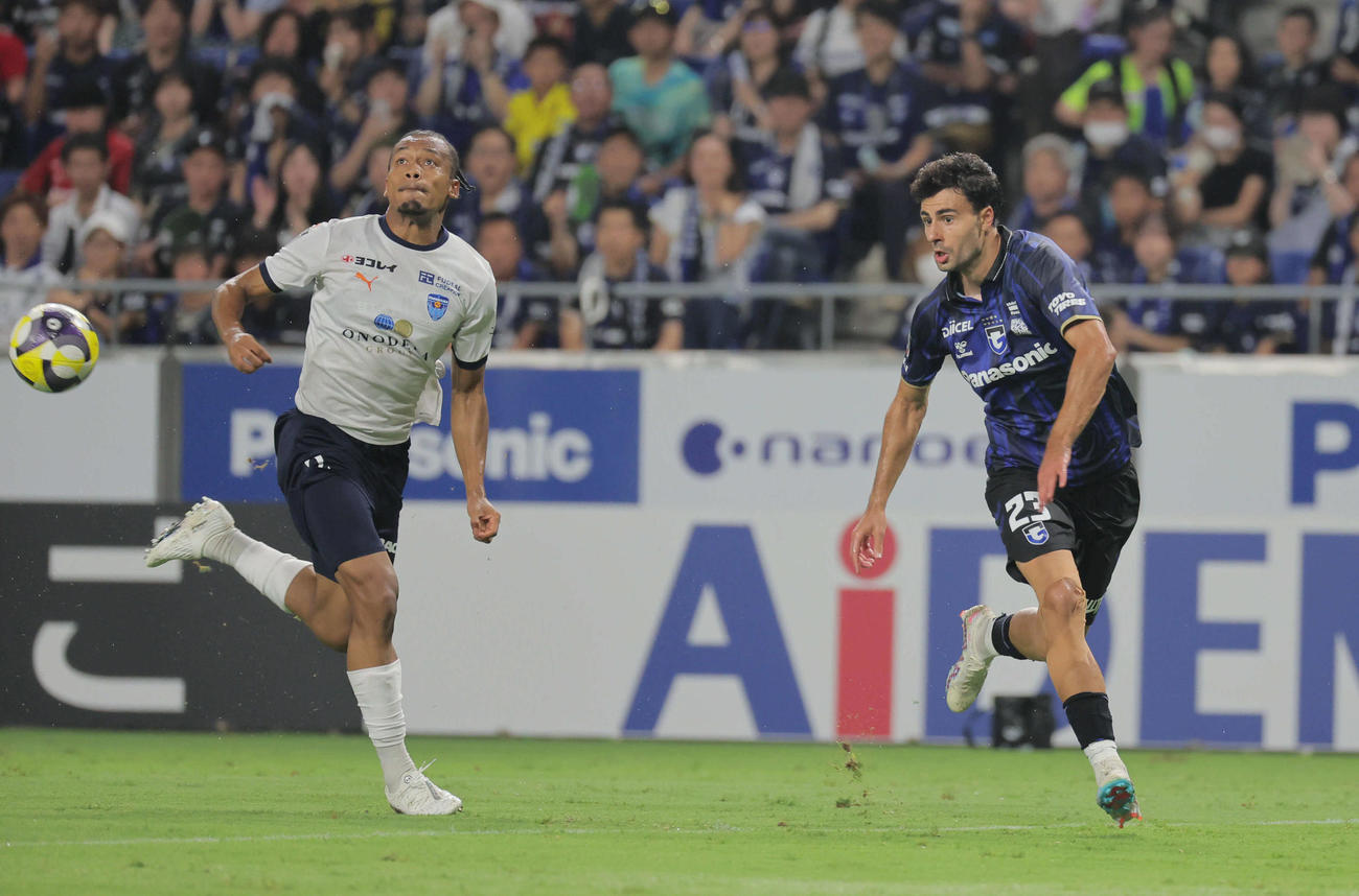 G大阪対横浜FC　後半、G大阪ヒュメットが攻め込む際、横浜FCンドカ（左）のハンドでPKとなる（撮影・宮崎幸一）