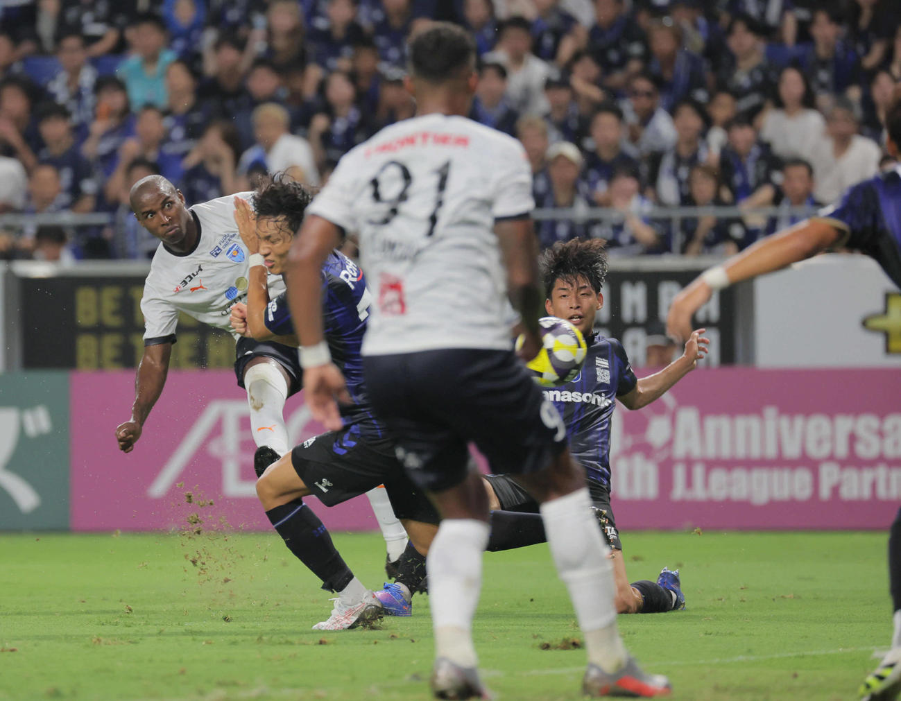 G大阪対横浜FC　前半、横浜FCアダイウトン（左）は先制ゴールを決める（撮影・宮崎幸一）