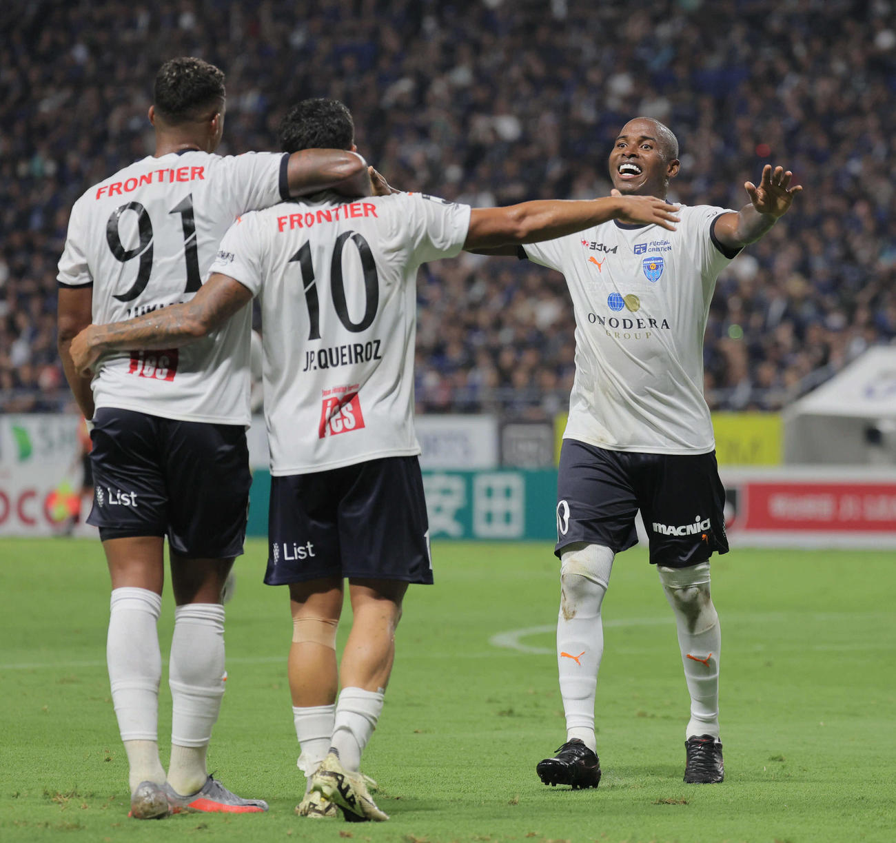 G大阪対横浜FC　前半、横浜FCアダイウトン（左）は先制ゴールを決める（撮影・宮崎幸一）