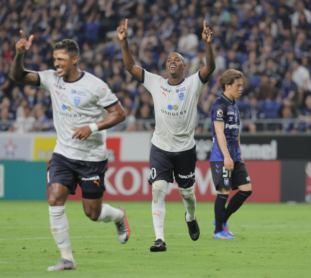 G大阪対横浜FC　前半、横浜FCアダイウトン（左）は先制ゴールを決める（撮影・宮崎幸一）
