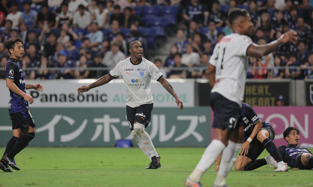 G大阪対横浜FC　前半、横浜FCアダイウトン（左）は先制ゴールを決める（撮影・宮崎幸一）