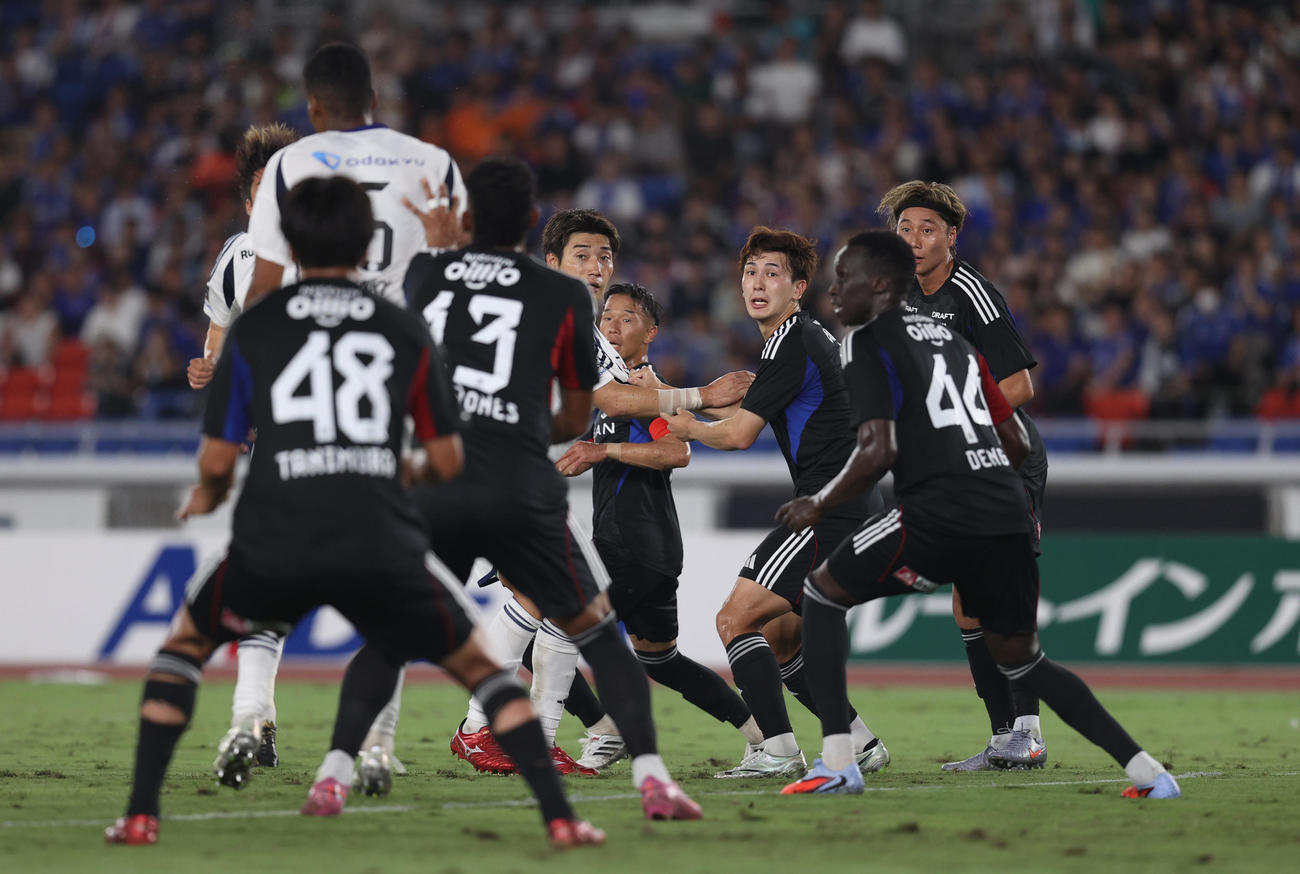 横浜対町田　後半、懸命にゴールを守る横浜イレブン（撮影・水谷安孝）
