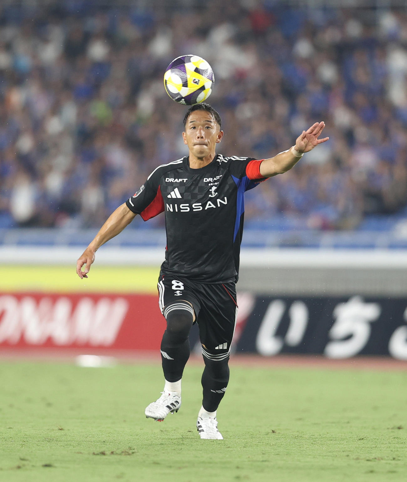 横浜対町田　前半、シュートを放つ横浜喜田（撮影・水谷安孝）