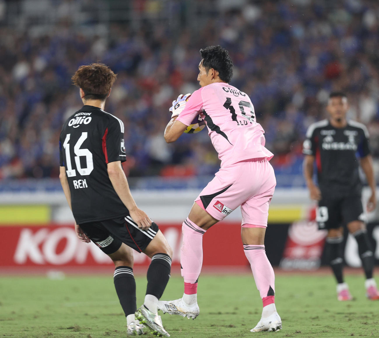 横浜対町田　後半、懸命にゴールを守る横浜GK朴（撮影・水谷安孝）