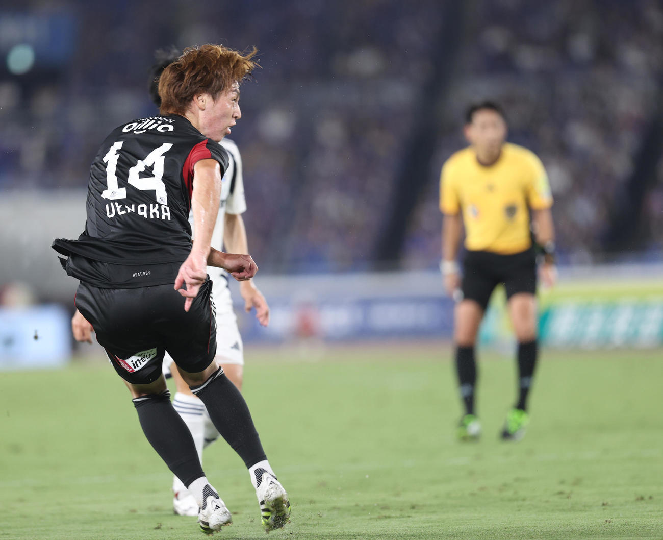 横浜対町田　前半、シュートを放つ横浜植中（撮影・水谷安孝）