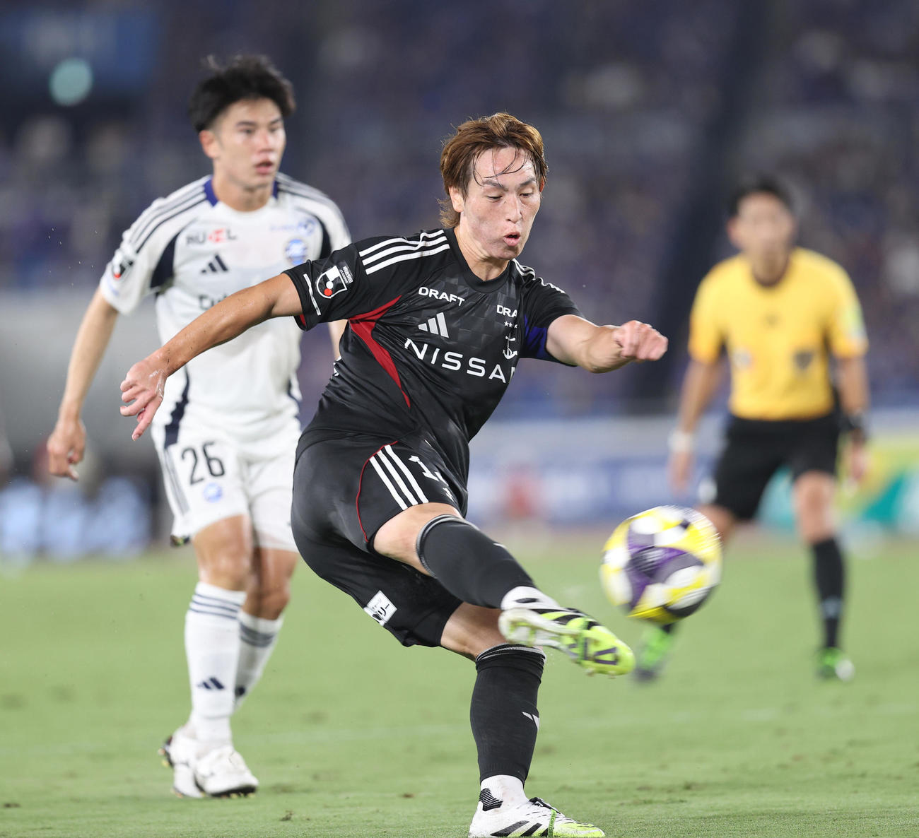 横浜対町田　前半、シュートを放つ横浜植中（撮影・水谷安孝）