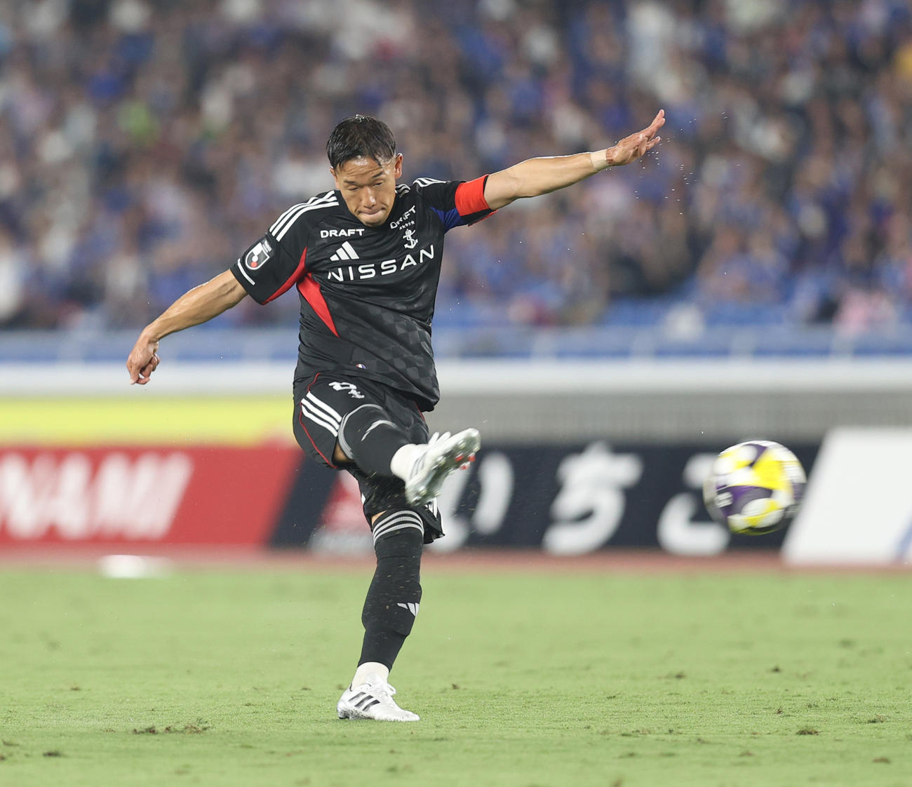 横浜対町田　前半、シュートを放つ横浜喜田（撮影・水谷安孝）