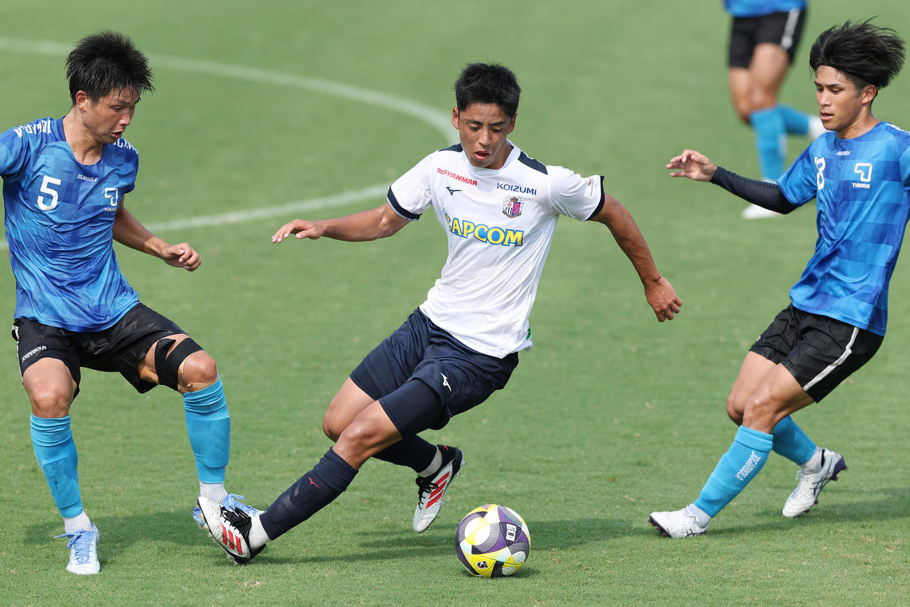 練習試合に先発出場し、ボールをキープするC大阪久保（中央）（撮影・前田充）