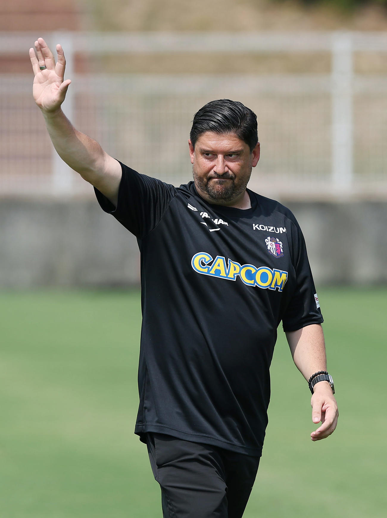 練習試合に先発出場したC大阪久保らのプレーを見守ったパパス監督（撮影・前田充）
